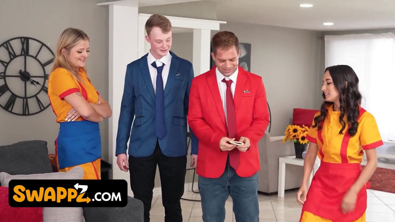 Swappz: ベリーとニッキーの義理の姉妹リアナとセリーナとのハロウィーンの出会いは、超気まぐれなコスプレポルノになります