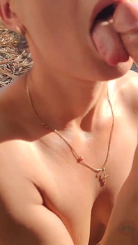 Sexo oral al aire libre y sexo anal en la orilla