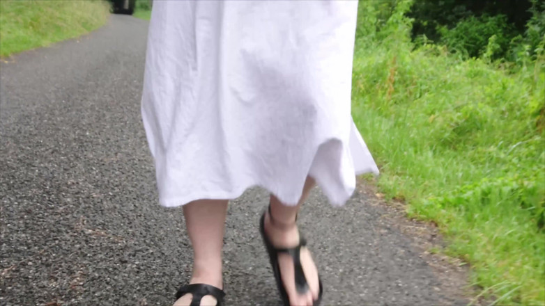Footfetish: Dép Birkenstock vui chơi trong vũng nước mưa