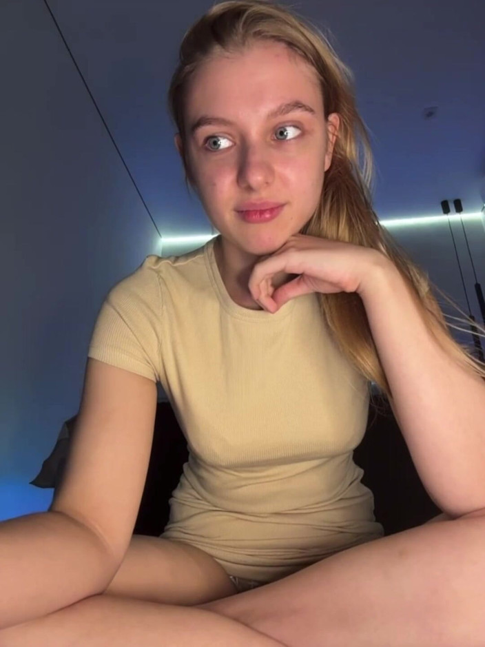 JuiceLussie: Sexy amatoriale si masturba la figa stretta