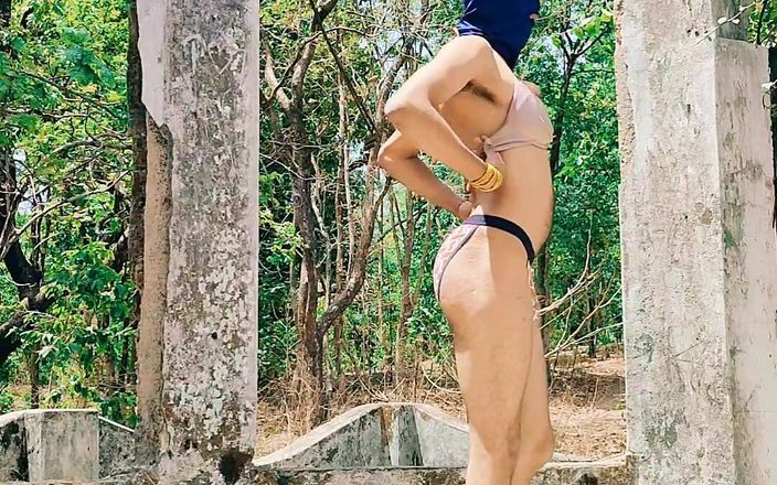Tani: Trans-mädchen geht nackt tani