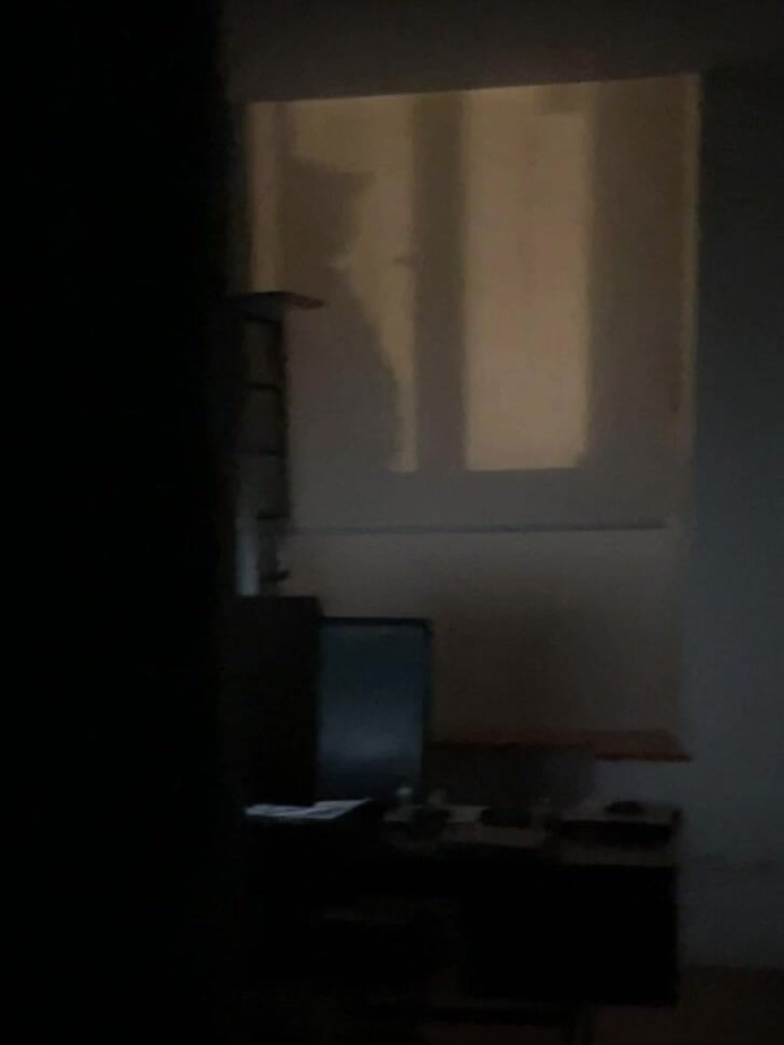 AmateurBoysPissing: L-am prins pe băiatul ăsta pișându-se în fața ferestrei mele