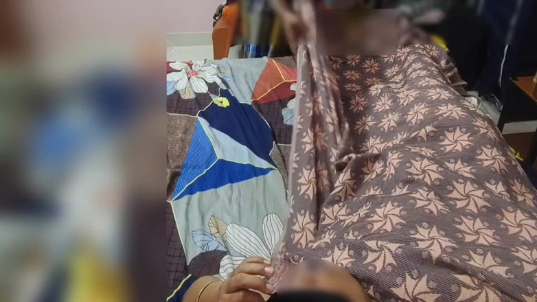 Black & white desicat: Ragazza in camicetta rossa stretta figa diteggiata e scopata dal...