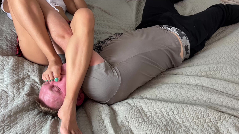 Mean Asian Wife: Asiatisk fotdominans barfota förnedring
