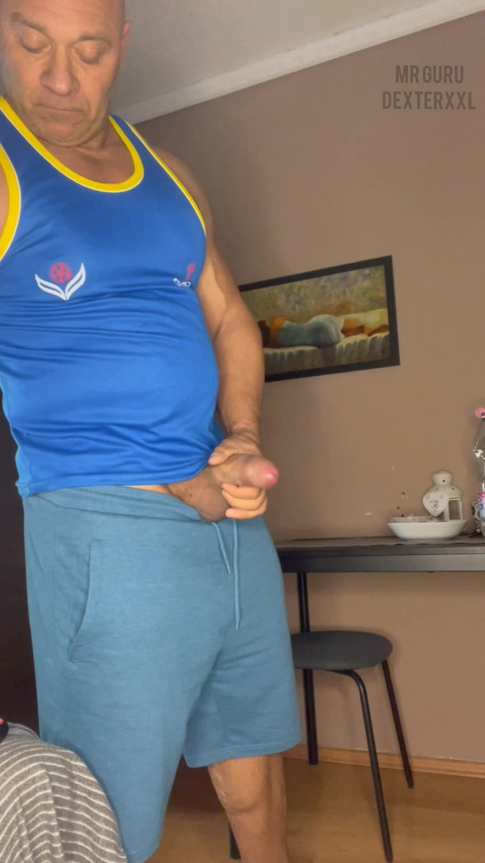 Mr. Guru: Pornostar gay bodybuilder sega a casa