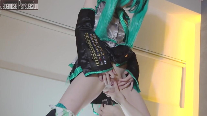 THAT'S WHAT SHE SAID: Miku Cosplayer Se întoarce remasterizat - Costum clasic Miku cu joc solo și...