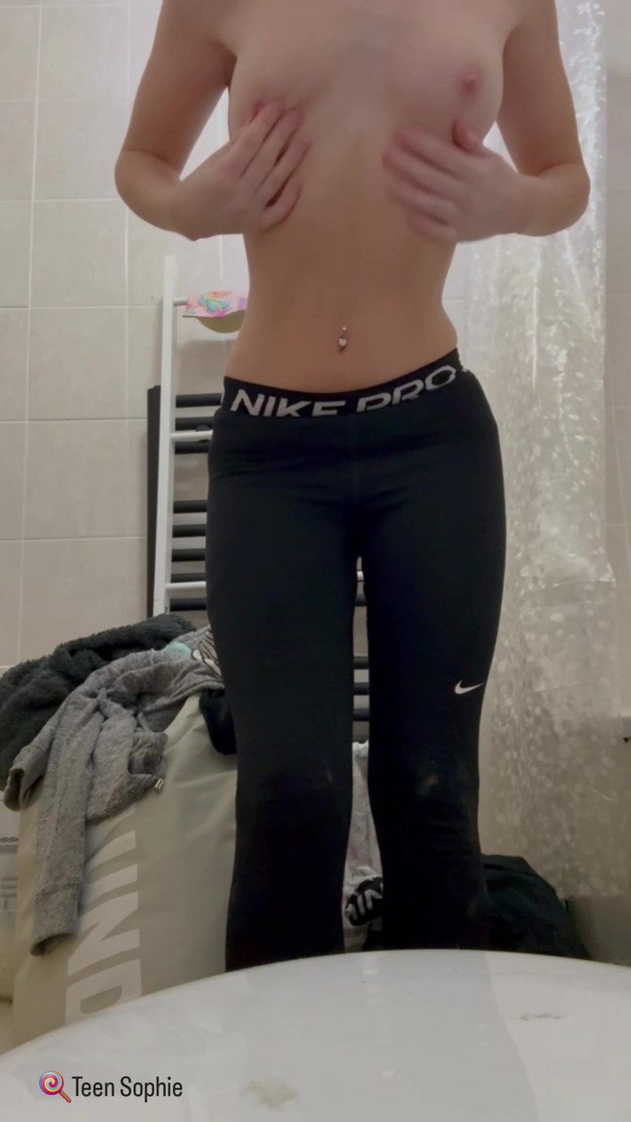Teen Sophie: Čůrání ve vaně