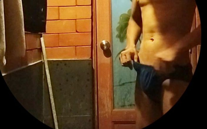 Normai: Un tânăr face un duș, sex