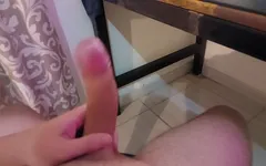 Porno izlerken 7 inch yarağı okşuyor