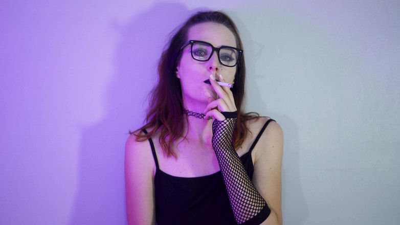 Alicia Robertz: Goth dívka kouří v síťovaných punčochách
