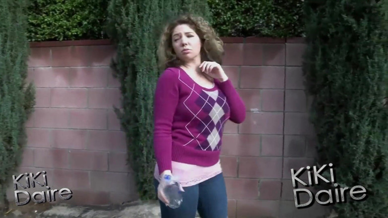 Kiki Daire MILFLand: Готу писает