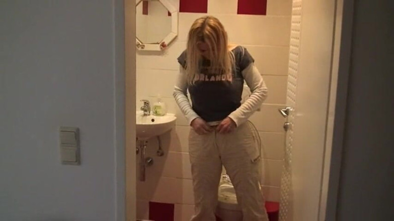 Femdom Austria: Chó cái tóc vàng đi tiểu tại nhà