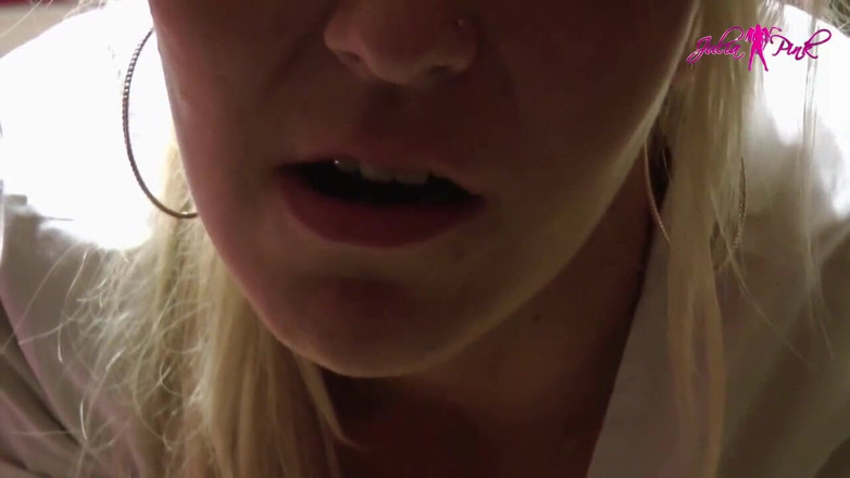 Julia Pink: Julia Pink se corre