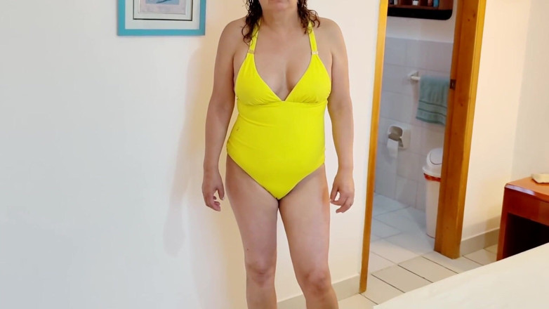 Ardientes69: Riprendo La Mia Matrigna Mentre Si Mette Un Bikini per...