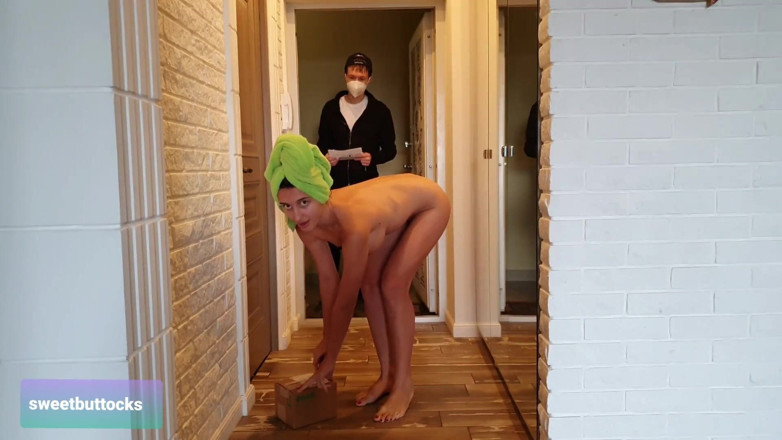 SweetButtocks: Ateşli anne teslimatçıyla tamamen çıplak tanışıyor