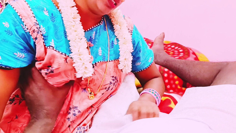 Telugu honey lips: Sexy Nighty indická Bhabi šuká nevlastního syna, Telugské špinavé řeči.