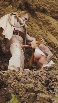 Roșcată țâțoasă Sophia Locke tânjește după o ejaculare înăuntru - Parodie cu costume porno Furiosa