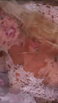 Schöne blonde perfekter körper wird von ihrem stiefvater devot und hart gefickt