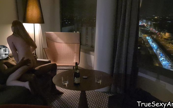 TrueSexyArts: 観光客のアマリスは、大きなオーガズムで景色を楽しんでいます