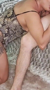 나는 두꺼운 자지를 빨았고, 이웃이 나를 먹을 때까지