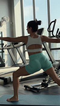 Yoga in pantaloncini attillati e Top 4K