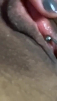 Ftm femboy onanerar med piercing