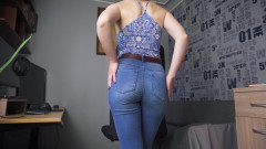 Teasecombo 4K: ブルージーンズのお尻いじめにフルバックパンティー