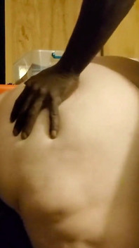 Sexig vit BBW med phat röv böjd över soffan doggystyle och knullad bra av BBC