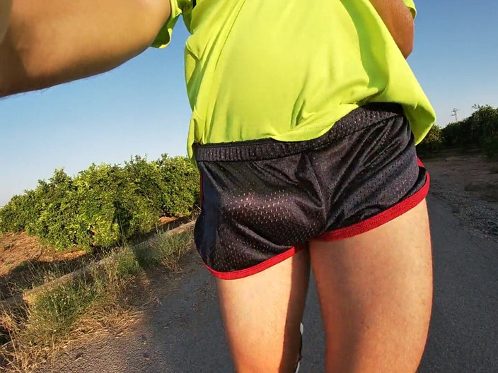 Cool Body: タイトで光沢のあるスポーツショーツの膨らみルーティン(屋外フリーボール)