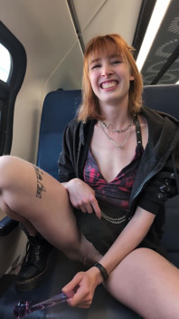 Mijando e esguichando em um trem ocupado durante o dia