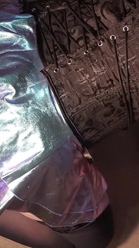 V62-sexy slanke shemale berijdt grote dildo's