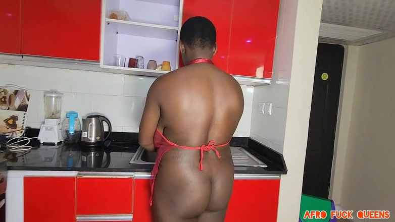 Afro fuck queens: Riesentitten-schlampe bekam ihre kochsession mit einem guten knallen unterbrochen