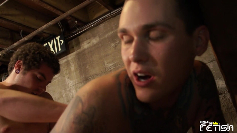 Gay Diaries: Un ragazzo tatuato arrapato si fa distruggere il culo senza...