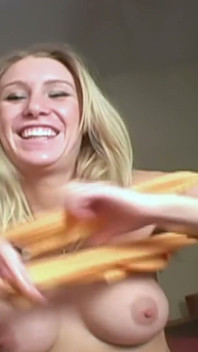 Une blonde à forte poitrine fait un strip-tease en bikini - taquinage court aux seins nus