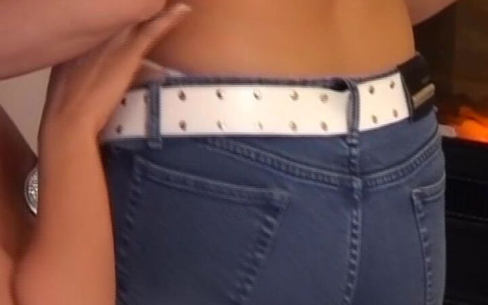 Porno kino: बड़े स्तन वाली जर्मन सुनहरे बालों वाली रंडी लेज़ मस्ती कर रही है