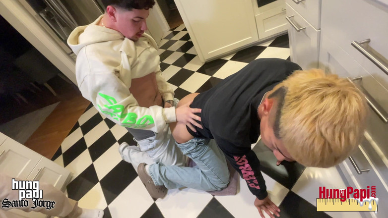 Hung Papi: Papi с большой елдой застрял в шайбах посуды, трахнули грубо
