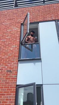 Padrastro árabe queriendo en la calle y corriéndose en la ventana y corriéndose en la calle