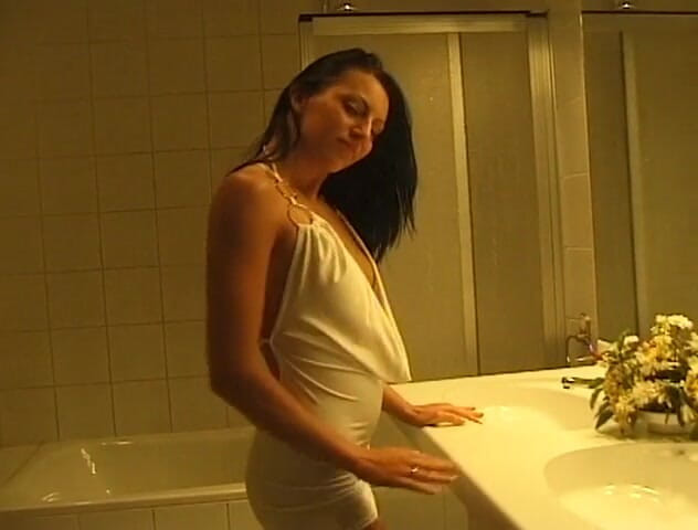 Flash Model Amateurs: Amateur amateur brünette reibt und fingert ihren nassen busch