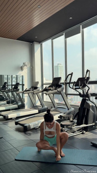 Yoga in palestra con tette esibizionismo