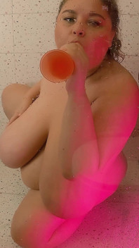 Büyük memeli orta yaşlı seksi kadın dildoda sekiyor ve başka birini emiyor, ıslak amına sertçe boşalıyor