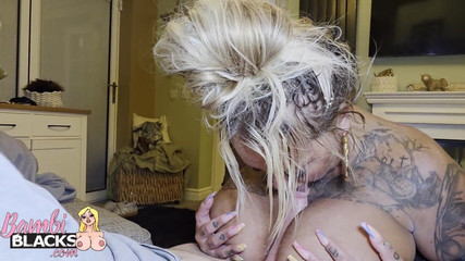 Creampie cum whores: Büyük yarak bir hayranını sikiyor bambiblacks