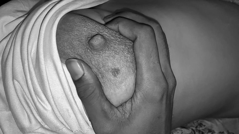 Ritu Bhabhi: Jugué con las tetas de mi hermanastra por la noche