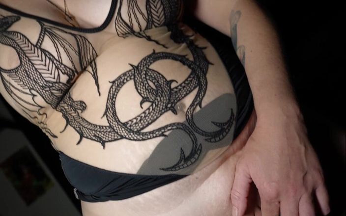 Hecate Reigns: Une MILF squirte encore et encore dans de la lingerie...