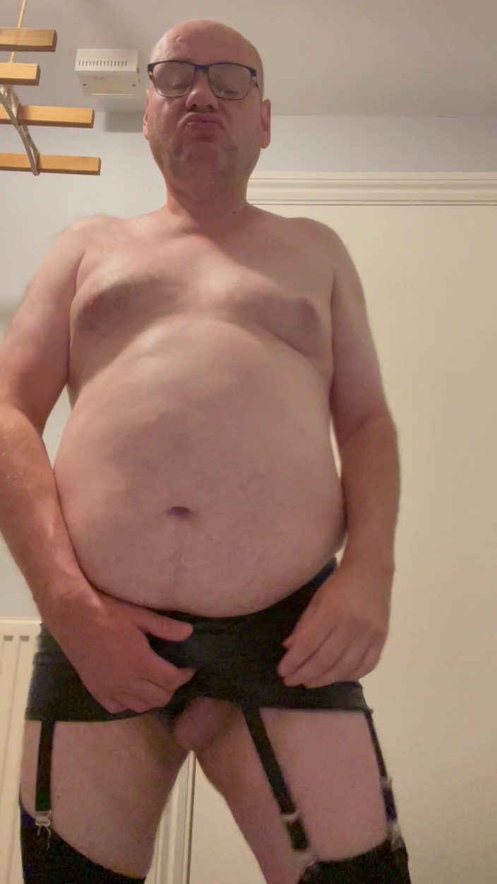 Julian sharp: Julian sharp lagi asik muasin memeknya pakai stoking hitam