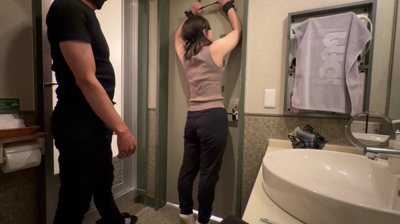 tomometal65: Femme mariée chatouillée, derrière, habillée