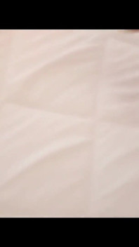 Botas douradas de joelhos, meias arrastão, micro saia e um mini top branco