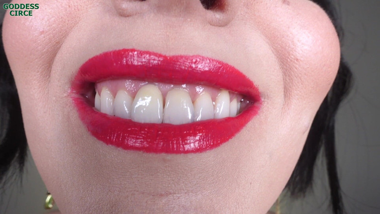 Goddess Circe: Mooi meisje rookt een sigaar - lelijke maar hete lippenstift