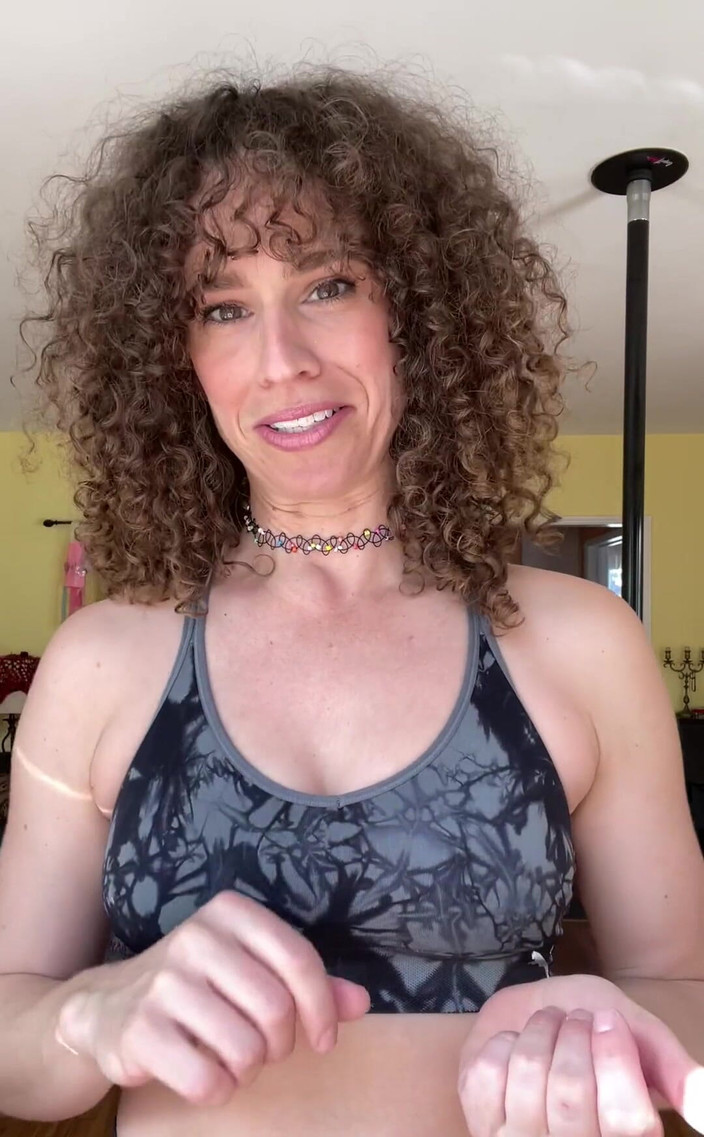 VibeWithMommy: Aku ditanya seperti apa pengalaman anal pertamaku! Nah di sini...