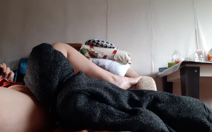 Lesbian-candys: 彼氏がシャワーを浴びに行ったとき、彼の継母が私を誘惑して私を犯しました