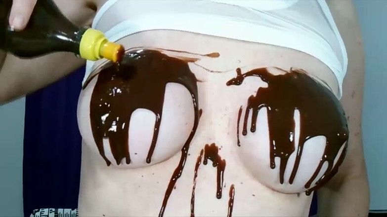 Brazilian_Miss: 润湿的胸部、乳头和巧克力乳头